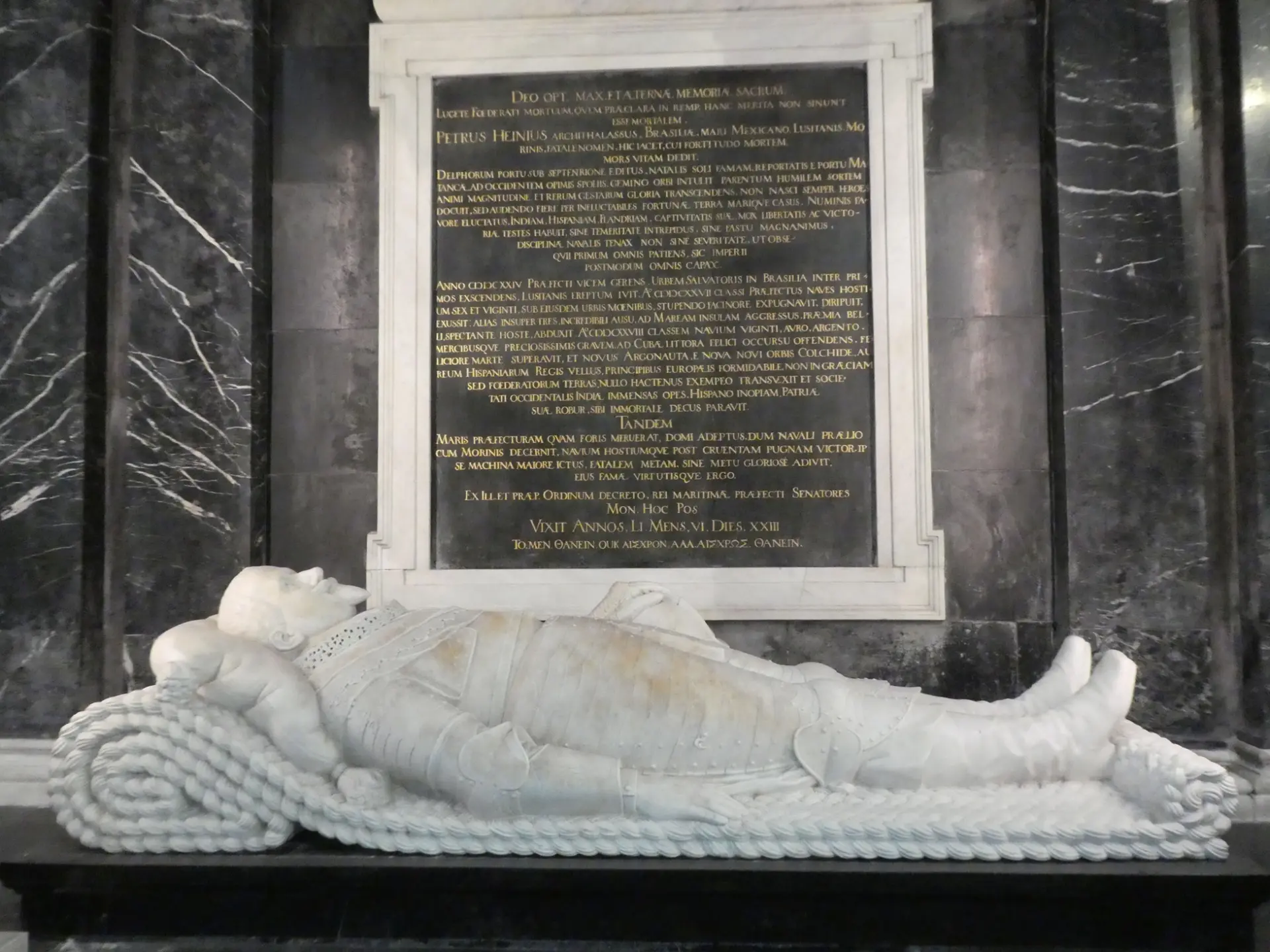 Marble tomb effigy of Piet Heyn in armor beneath a gilded Latin memorial tablet